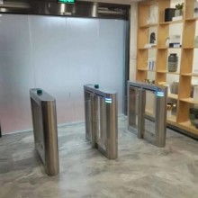  永康市現(xiàn)代不銹鋼裝璜廠 主營 電動伸縮門 電動門 道